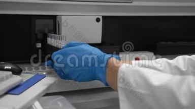 实验室工作人员在医疗器械中安装带有医疗样本试管的表格